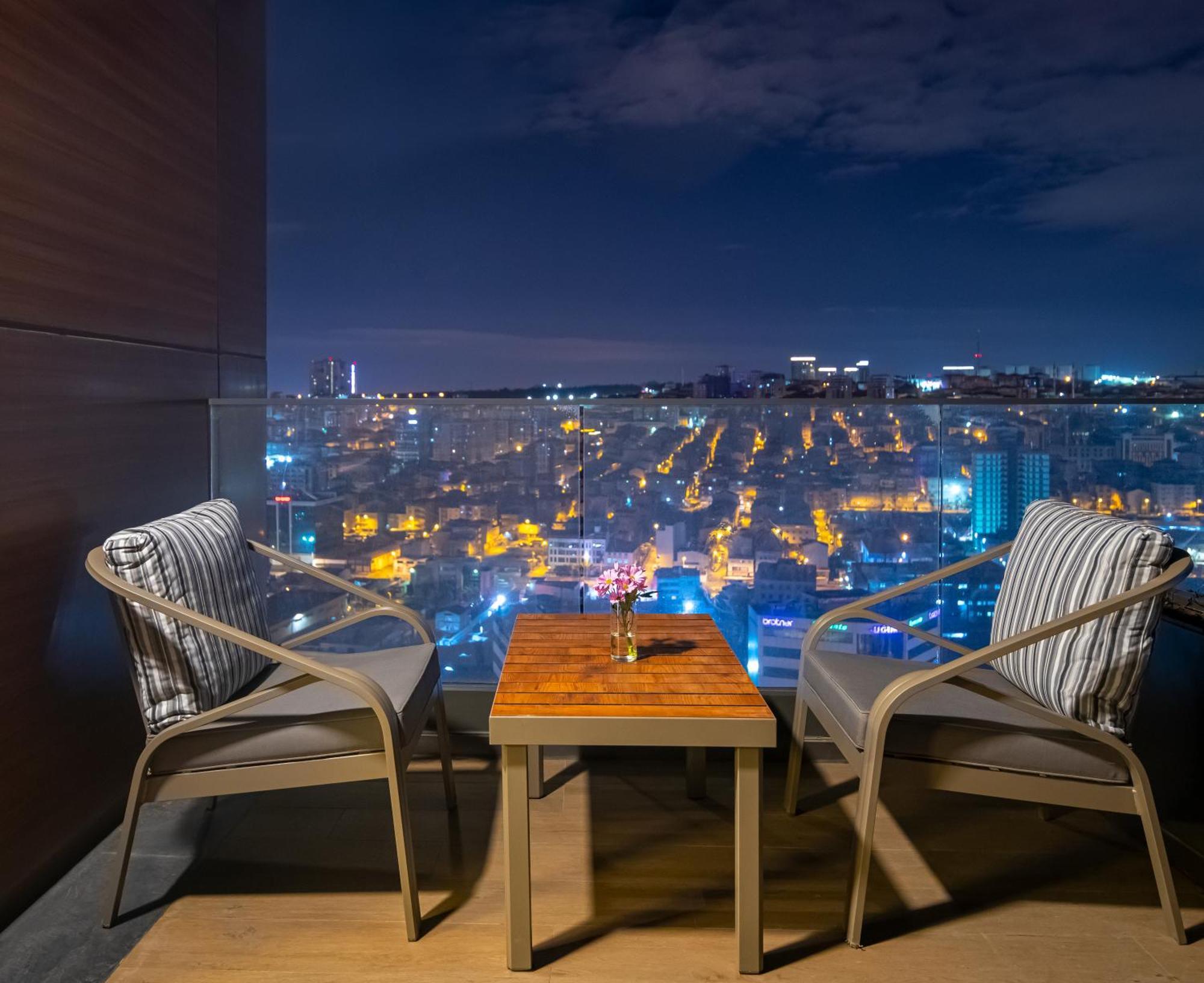 Movenpick Living Istanbul West Hotel ภายนอก รูปภาพ View from the balcony of a suite